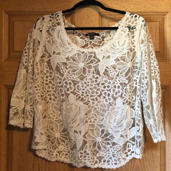 Tops - White lace top with long sleeves 🖤